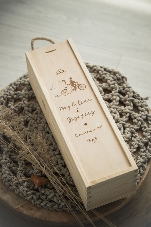 Drewniana-skrzynka-na-alkohol-z-okazji-ślubu-