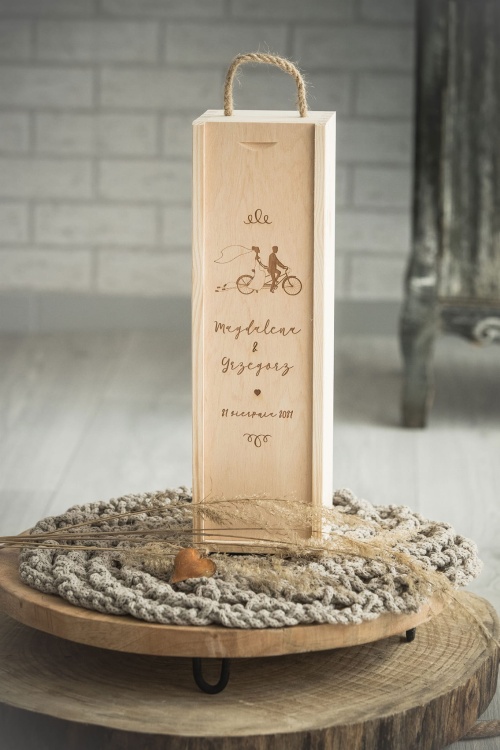 Drewniana-skrzynka-na-alkohol-z-okazji-ślubu-