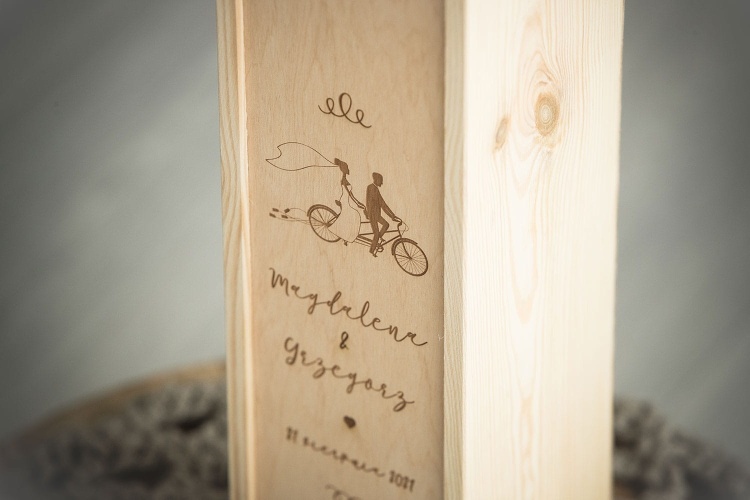 Drewniana-skrzynka-na-alkohol-z-okazji-ślubu-