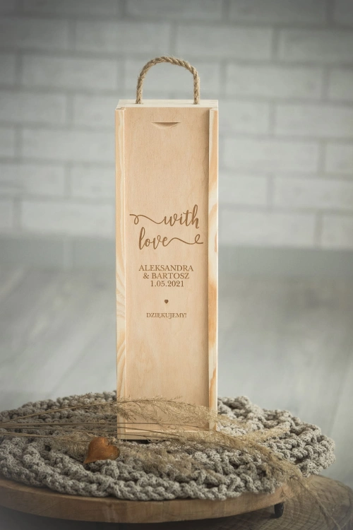 Drewniana-skrzynka-z-okazji-ślubu-na-wino-