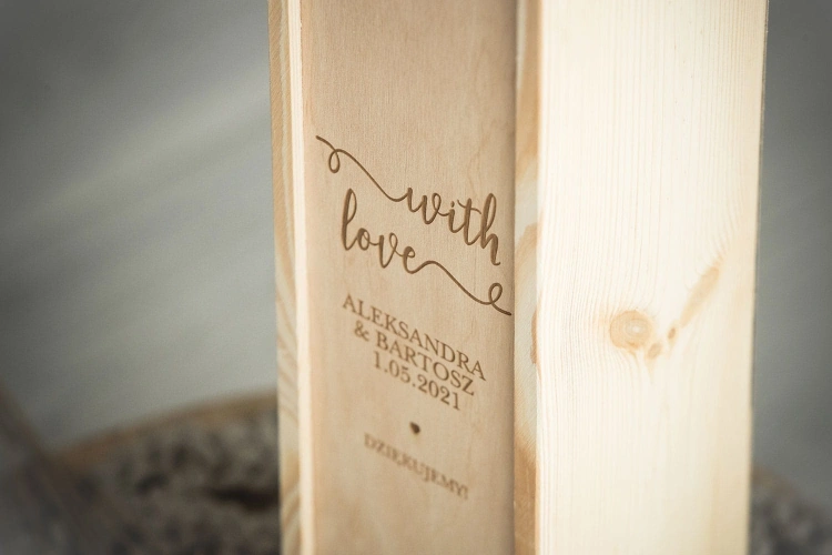 Drewniana-skrzynka-z-okazji-ślubu-na-wino-