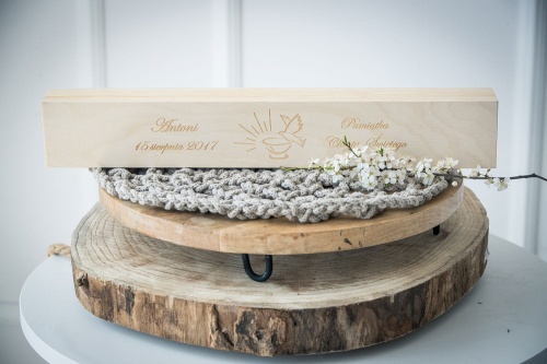 Drewniane pudełko na świecę z okazji chrztu