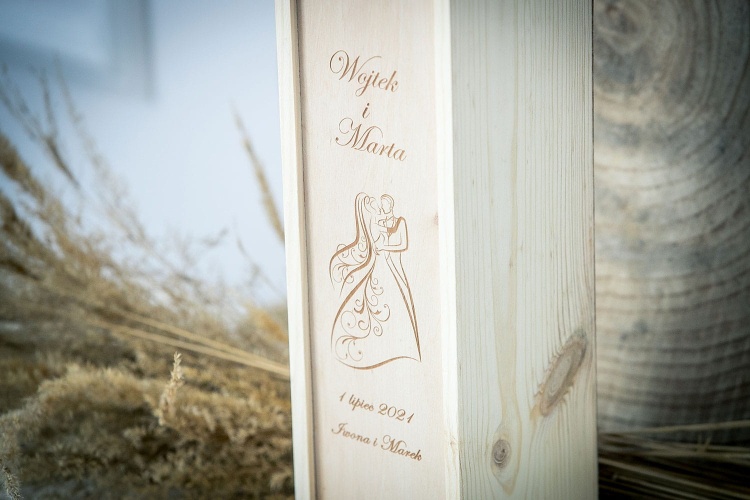 Skrzynka-na-wino-z-parą-młodą