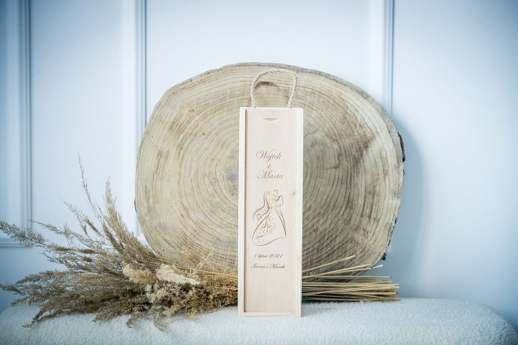 Skrzynka-na-wino-z-parą-młodą