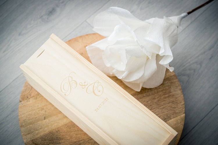 Skrzynka-na-wino-z-inicjałami