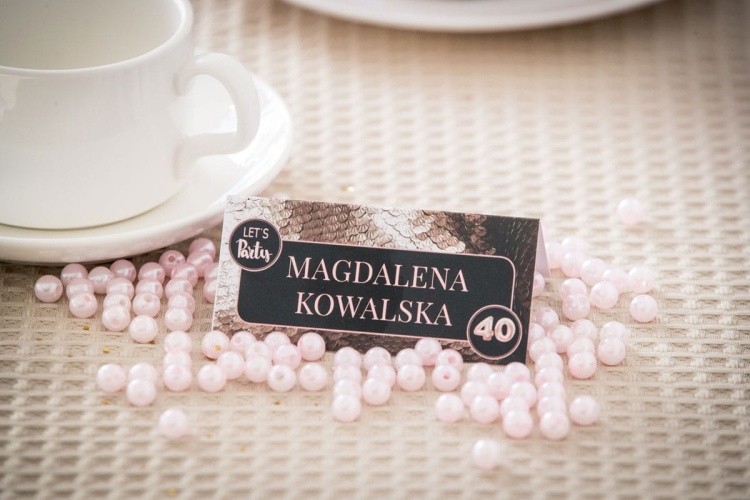 winietki na urodziny, na 40stkę, różowe cekiny, przyjęcie urodzinowe