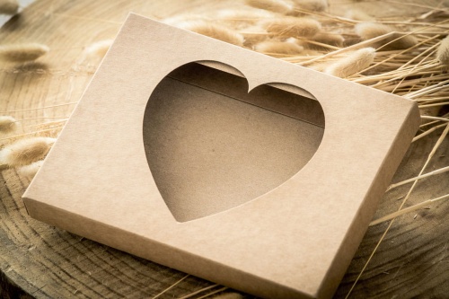 pudełko-na-zdjęcia-15x21-z-okienkiem-w-kształcie-serduszka