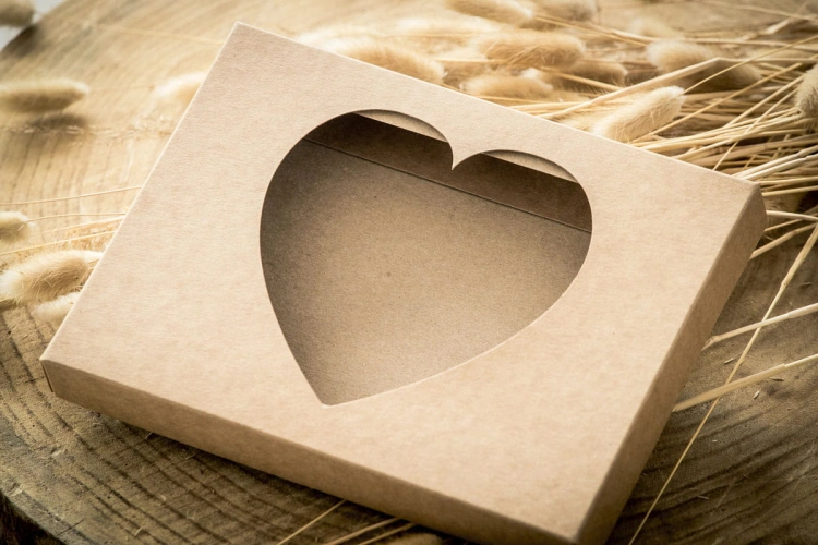 pudełko-na-zdjęcia-15x21-z-okienkiem-w-kształcie-serduszka