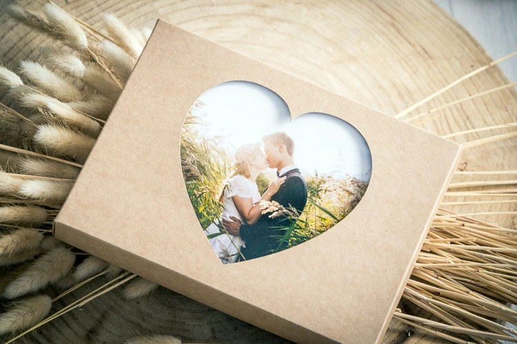 pudełko-na-zdjęcia-15x21-z-okienkiem-w-kształcie-serduszka