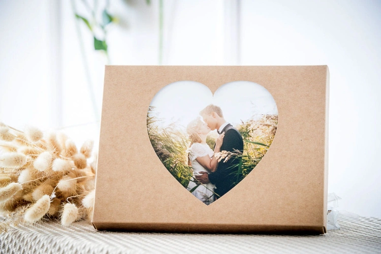 pudełko-na-zdjęcia-15x21-z-okienkiem-w-kształcie-serduszka_2