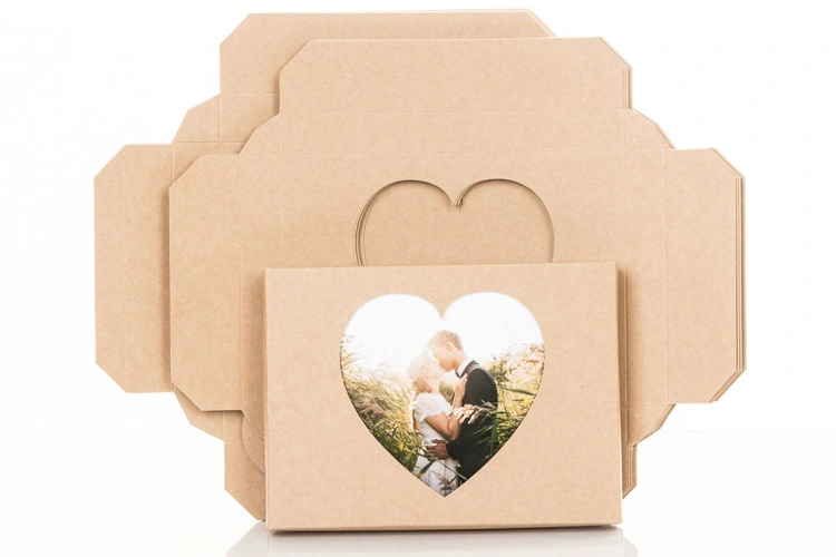 pudełko-na-zdjęcia-15x21-z-okienkiem-w-kształcie-serduszka