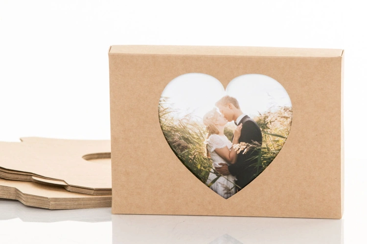 pudełko-na-zdjęcia-15x21-z-okienkiem-w-kształcie-serduszka