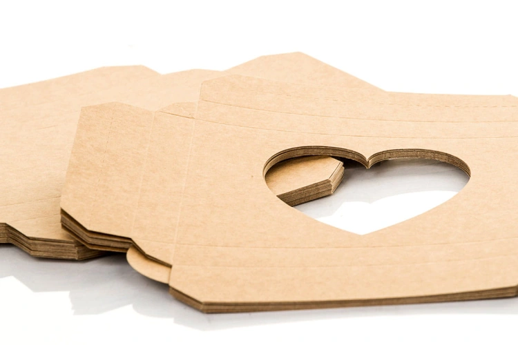 pudełko-na-zdjęcia-15x21-z-okienkiem-w-kształcie-serduszka