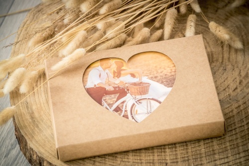 pudełko-na-zdjęcia-15x21-z-okienkiem-w-kształcie-serduszka