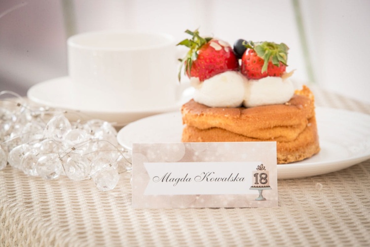 -elegancki-tort-winietki-urodziny-zabawa