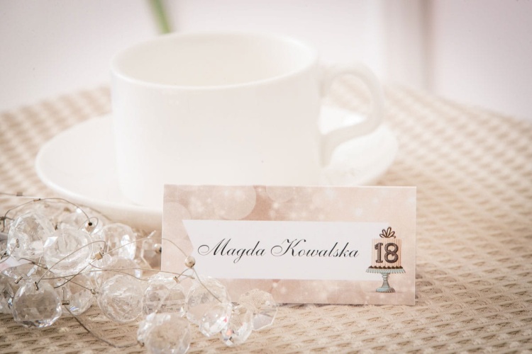 -elegancki-tort-winietki-urodziny-zabawa