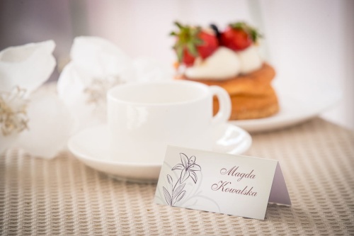 Biało brązowe eleganckie winietki na komunię z lilią