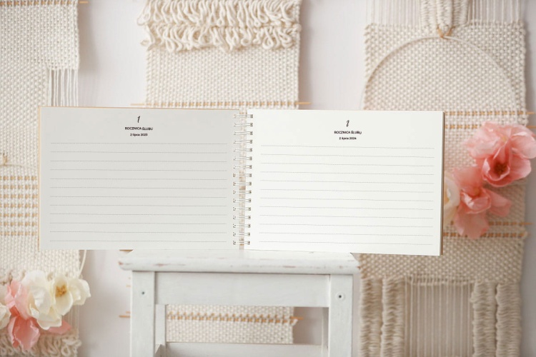 Strony w środku w kronice 50 rocznic z sercem