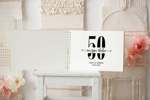 Pierwsza strona kroniki 50 rocznic z zawijanym napisem