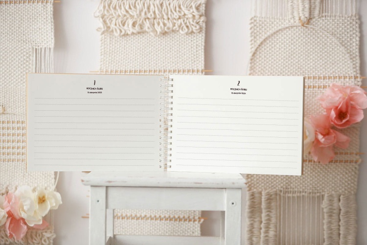 Strony w środku drewnianej kroniki 50 rocznic ślubu ze wzorem z drzewkiem genealogicznym