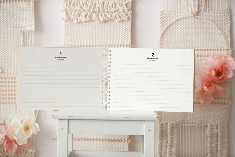 Środek prezentu dla pary młodej ze wzorem w rysowane serduszko