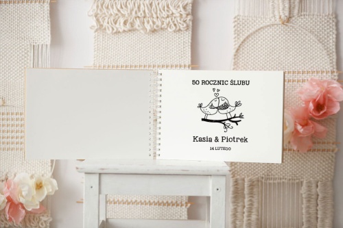 Pierwsza strona kroniki 50 rocznic na prezent ze wzorem z zakochanymi ptaszkami