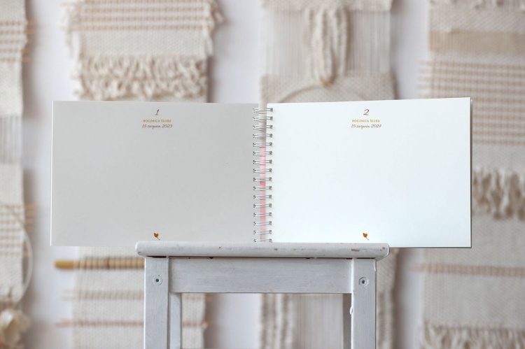 Symboliczny prezent ślubny - Kronika 50 rocznic