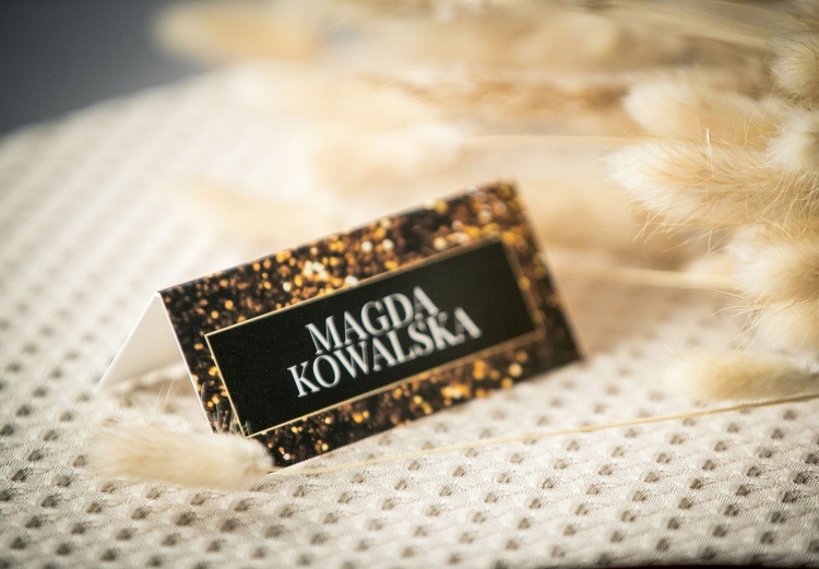Czarne winietki na stół ze złotymi dodatkami na studniówkę