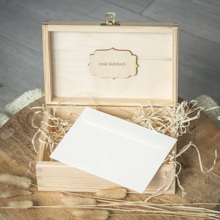 środek-szkatułki-z-dedykacją-wypełnione-siankiem-i-z-kopertą.jpg