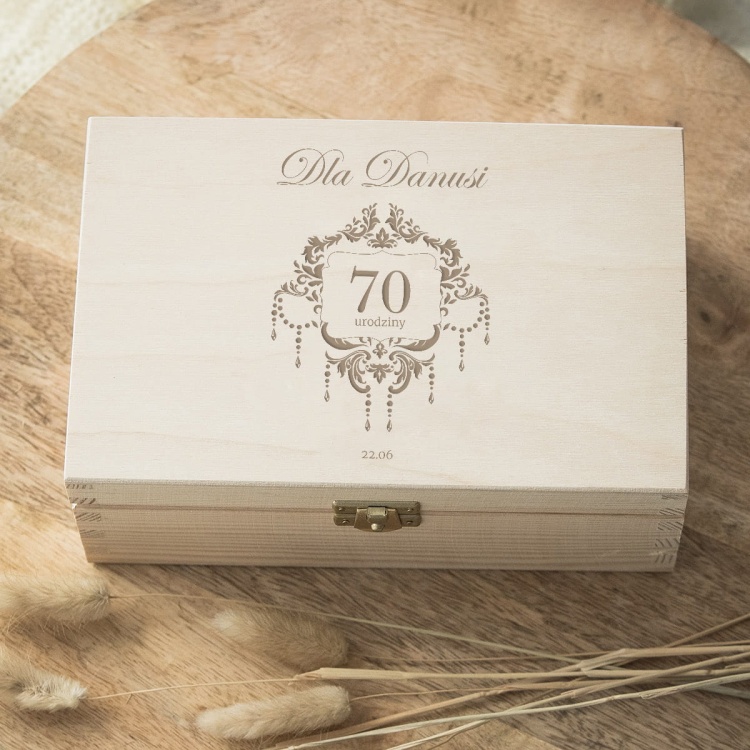 Szkatułka, pudełko z dedykacją na 70 urodziny - jasna