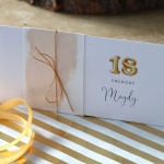 Pastelowo różowe zaproszenia na 18 urodziny
