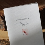 Delikatne zaproszenia na 18 urodziny z kwiatuszkiem