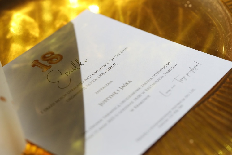 Zaproszenia ze złotym brokatem na 18 urodziny