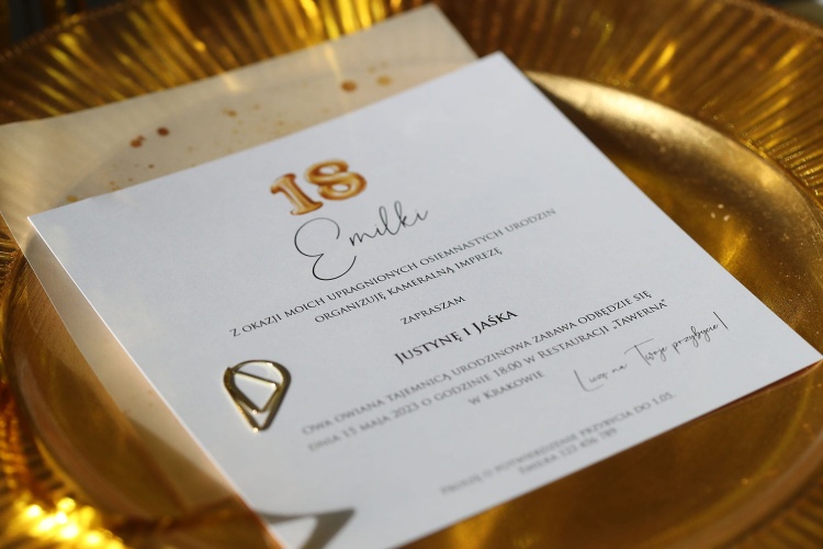 Zaproszenia ze złotym brokatem na 18 urodziny