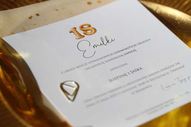 Zaproszenia ze złotym brokatem na 18 urodziny