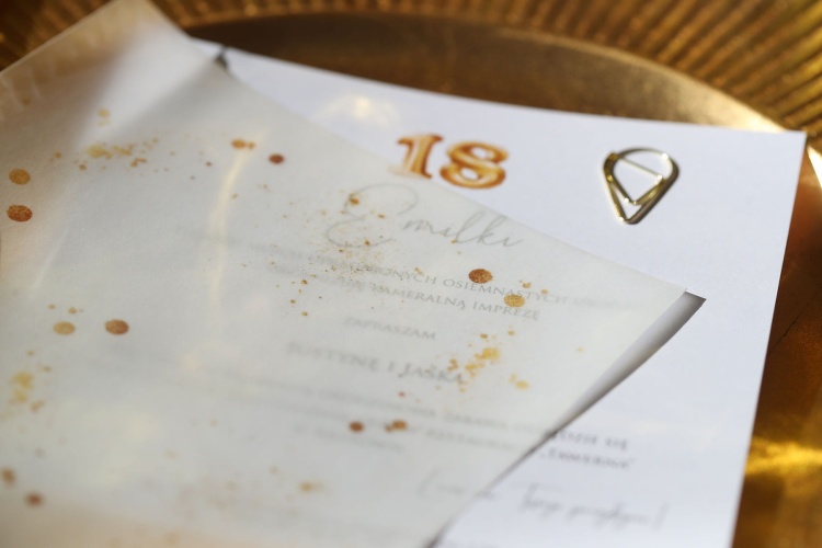 Zaproszenia ze złotym brokatem na 18 urodziny
