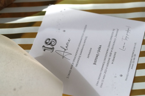 Zaproszenia na 18 urodziny srebrny brokat