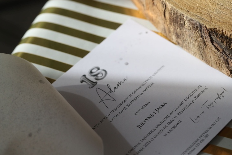 Zaproszenia z srebrnym brokatem na 18 urodziny