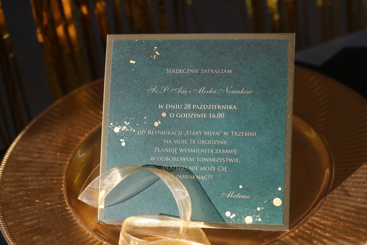 Zaproszenia na 18 urodziny w szmaragdowym kolorze z elementami złota