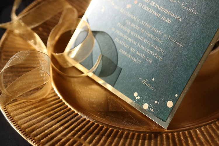 Zaproszenia na 18 urodziny w kolorze szmaragdu ze złotymi elementami