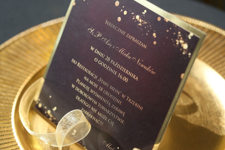 Bordowe zaproszenia na 18 urodziny ze złotem
