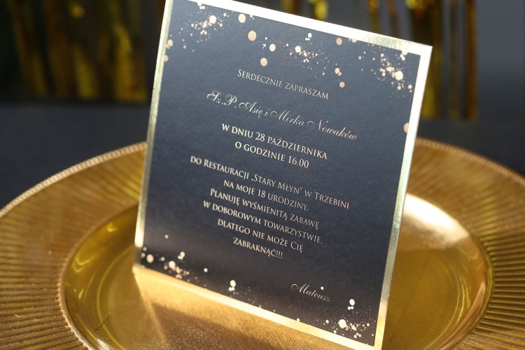 Czarne zaproszenia na 18 urodziny ze złotem