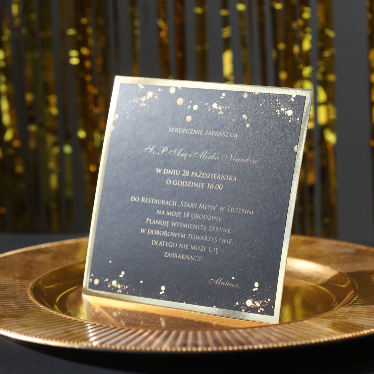 Czarne zaproszenia na 18 urodziny z drobinkami złota