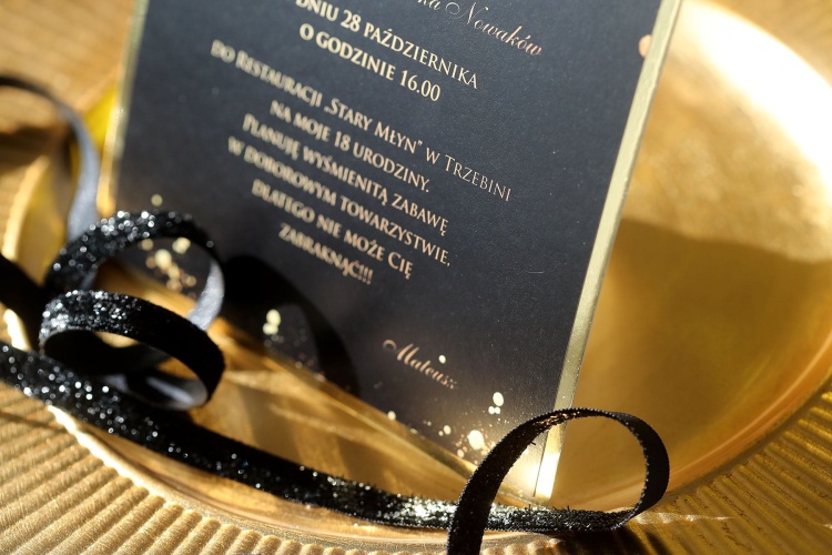 Czarne zaproszenia na 18 urodziny ze złotym brokatem