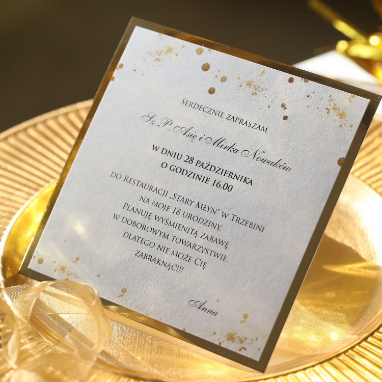 Białe zaproszenia na 18 urodziny z drobinkami złota