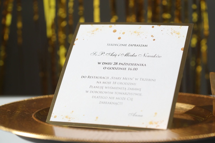 Białe zaproszenia na 18 urodziny ze złotym brokatem