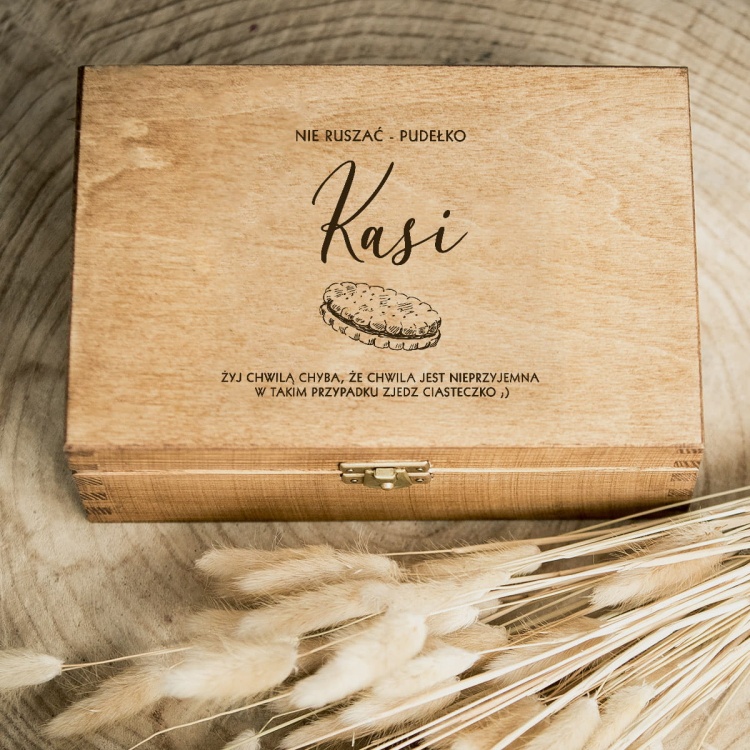 Szkatułka, pudełko z dedykacją na urodziny ciastko