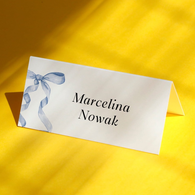 Subtelne winietki urodzinowe z niebieską wstążką
