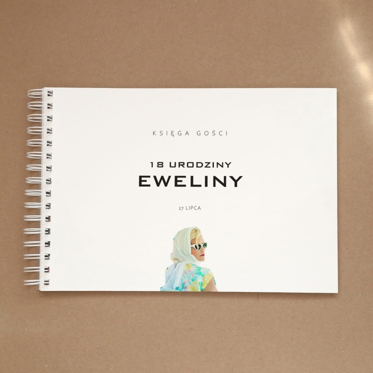 Księga gości w pozytywnym stylu retro na przyjęcie urodzinowe - okładka z przodu
