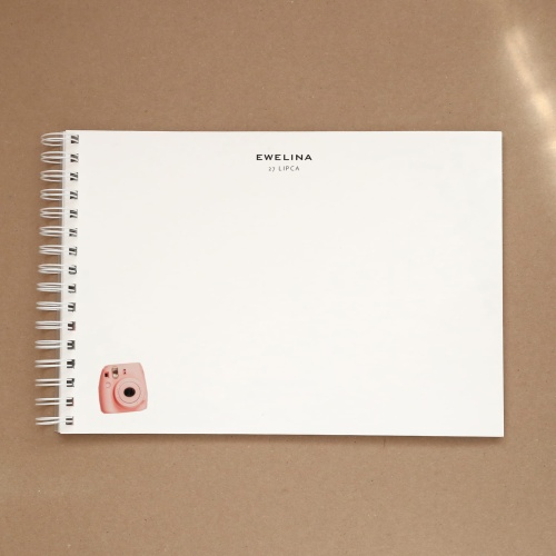 Księga gości w pozytywnym stylu retro na przyjęcie urodzinowe - strona w środku